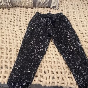 Boys UA paint splatter joggers EUC